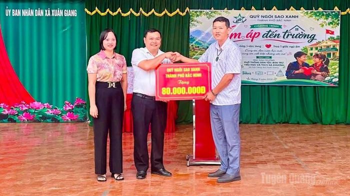 Đại diện Quỹ Ngôi Sao Xanh trao tặng kinh phí mua vật dụng bán trú cho học sinh Trường Phổ thông Dân tộc bán trú Tiểu học và THCS Nà Khương.