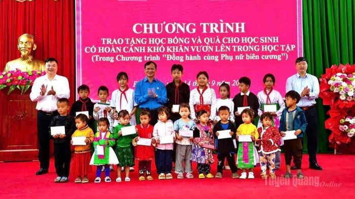 Lãnh đạo LĐLĐ tỉnh và Ngân hàng BIDV chi nhánh Tuyên Quang trao quà cho học sinh.