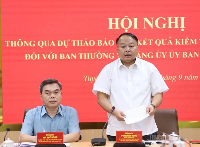 Đồng chí Phan Huy Ngọc, Bí thư Đảng uỷ, Chủ tịch UBND tỉnh phát biểu tại hội nghị.