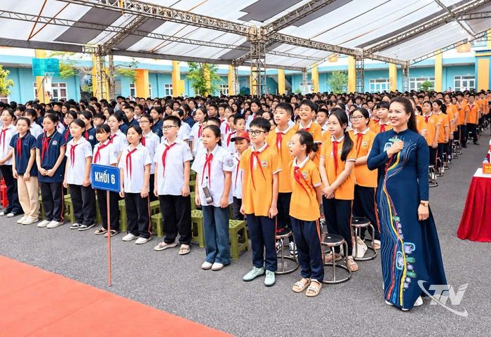 Hơn 2.000 học sinh Trường Tiểu học và THCS 915 Gia Sàng cùng khai giảng năm học mới tại một địa điểm sau khi sắp xếp.