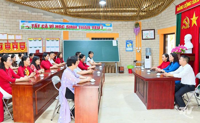 Ban Giám hiệu Trường Tiểu học Thần Sa gặp gỡ, trao đổi với cán bộ, giáo viên tại Phân hiệu Lũng Luông.