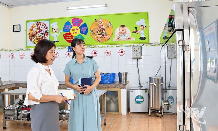 Ban Giám hiệu Trường Mầm non 1/5, phường Tích Lương, thống nhất quy trình giám sát và ứng dụng mã QR trong cập nhật thông tin về nguồn thực phẩm tại các bếp ăn của nhà trường.