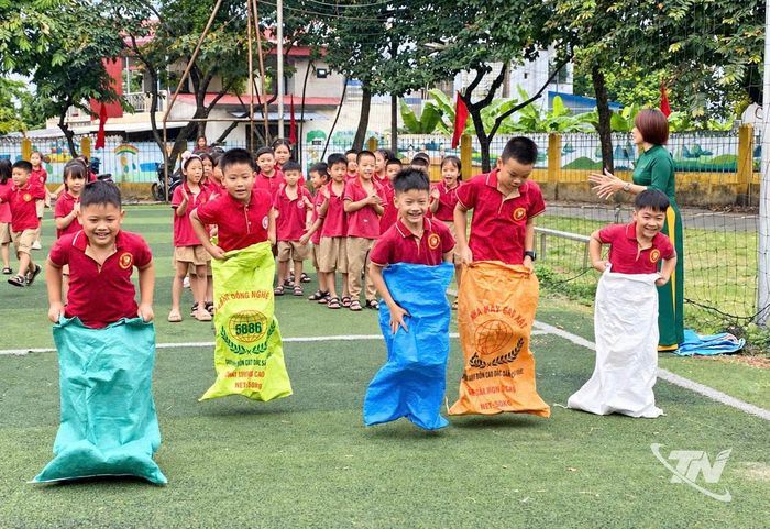 Các hoạt động trong ngày khai giảng năm học mới diễn ra sôi nổi, nền nếp, đánh dấu sự khởi đầu của năm học mới sau sắp xếp trường học.