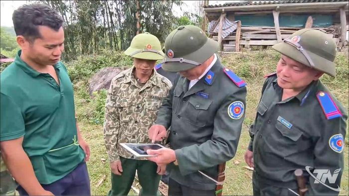 Bàn giao ranh giới mốc rừng đặc dụng tại thực địa