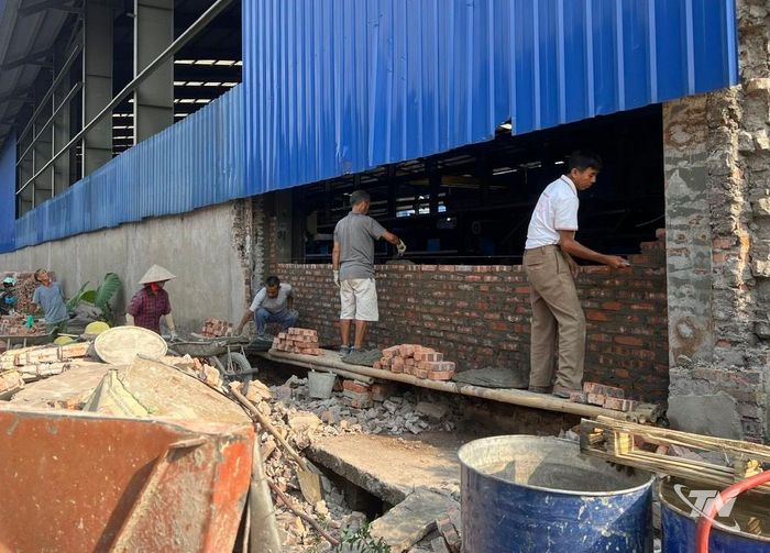 Doanh nghiệp phá dỡ hoàn trả một phần mặt bằng đường giao thông lấn chiếm trước đó.