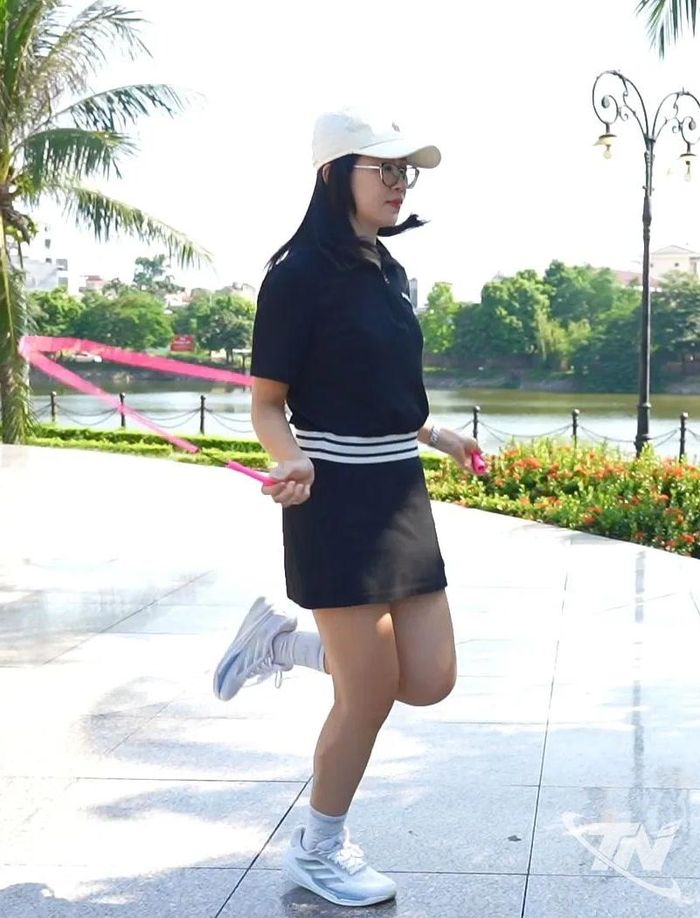 Chị Nguyễn Thị Linh, huấn luyện viên môn Nhảy dây nghệ thuật hướng dẫn tập luyện.