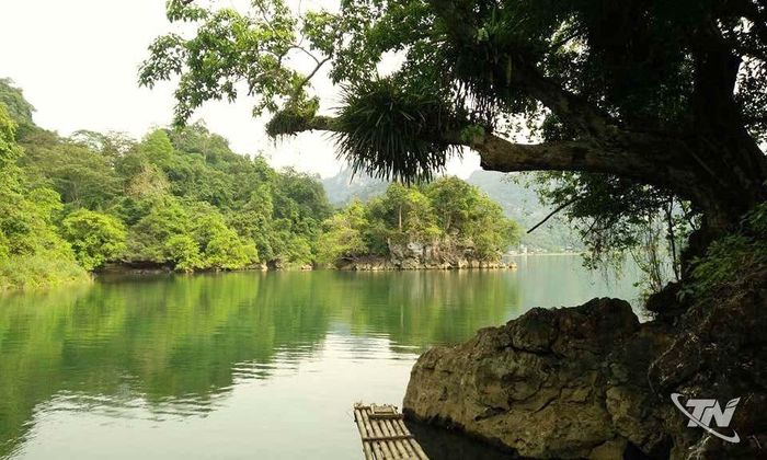 Ba Bể lưu luyến du khách bằng sự bình yên tĩnh lặng.