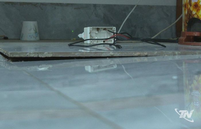 Nền nhà bị nứt, lún khiến việc sinh hoạt của người dân gặp khó khăn.