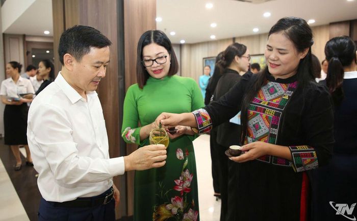 Các đại biểu thưởng thức trà Thái Nguyên.