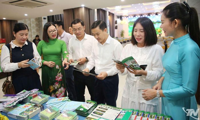 Đại biểu tìm hiểu về tiềm năng, thế mạnh của du lịch Thái Nguyên.