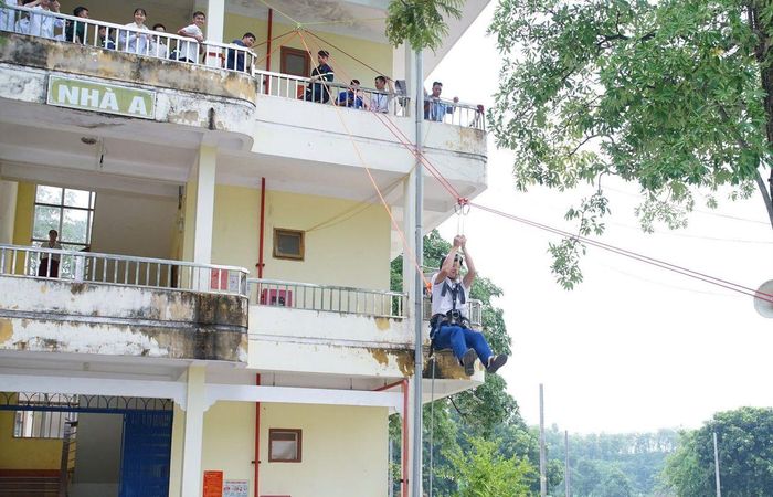 Học sinh tham gia trải nghiệm thoát nạn từ trên cao qua cầu dây nghiêng.