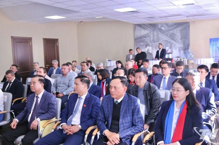 Các thành viên Đoàn công tác tỉnh Thái Nguyên tại buổi làm việc với lãnh đạo tỉnh Leningrad.
