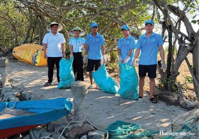 Các đoàn thể xã Đan Điền ra quân thu gom rác thải trên đầm phá Tam Giang. 