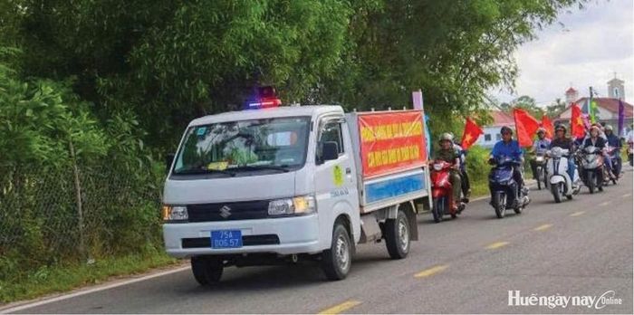Hội viên nông dân xã Vinh Lộc tham gia diễu hành sau khi ra mắt mô hình “Chi hội Nông dân không ma túy”. 