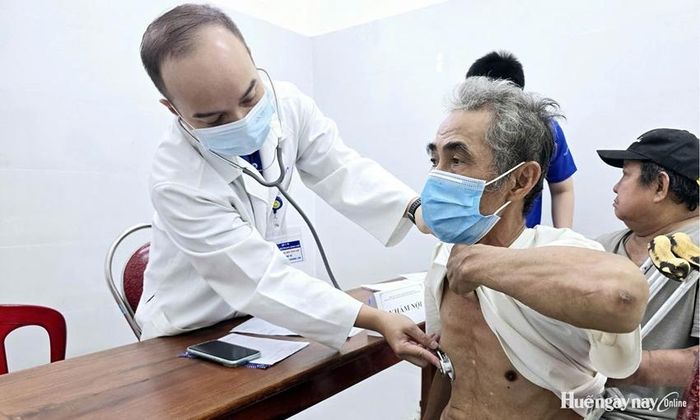 Khám sức khỏe cho người dân ở xã Bình Điền.