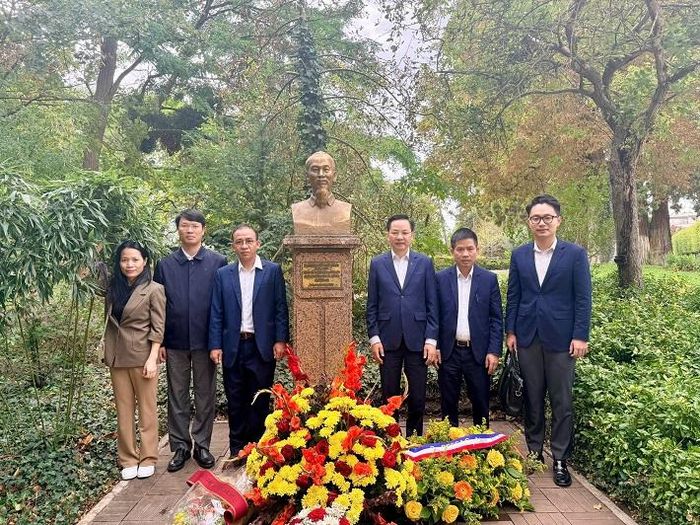 Đoàn công tác Tập đoàn Hóa chất Việt Nam dâng hoa tưởng niệm Chủ tịch Hồ Chí Minh tại Công viên Montreau, thành phố Montreuil, ngoại ô Paris