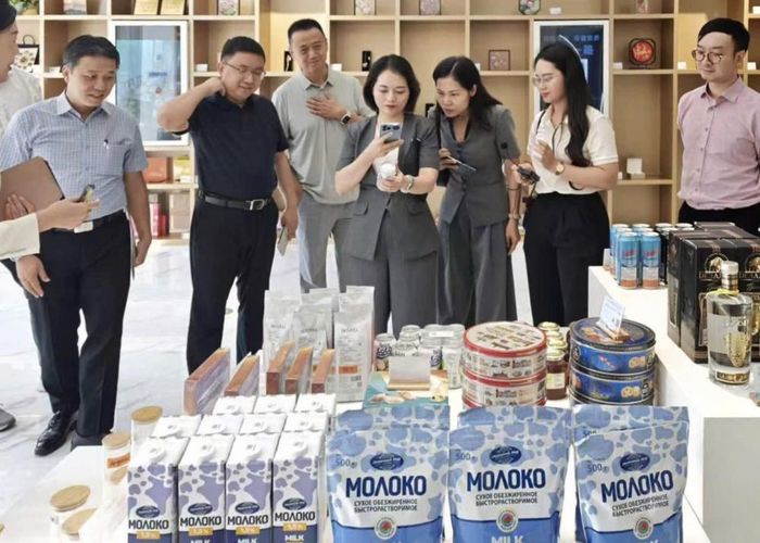 Đoàn làm việc tham quan Kho ngoại quan thương mại điện tử XBG phân phối hàng hoá nhập khẩu tại thị trường Trung Quốc. Ảnh: Cục Thương mại điện tử và Kinh tế số, Bộ Công Thương
