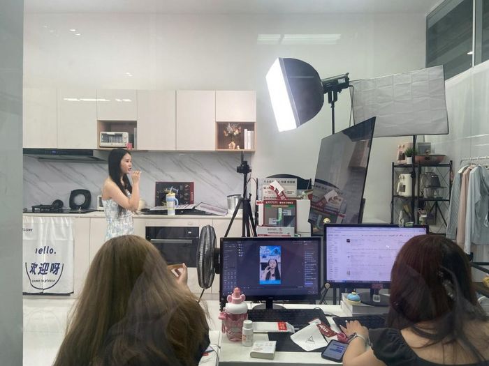 Đoàn làm việc tham quan công xưởng livestream tại Trịnh Châu, Trung Quốc. Ảnh: Cục Thương mại điện tử và Kinh tế số, Bộ Công Thương
