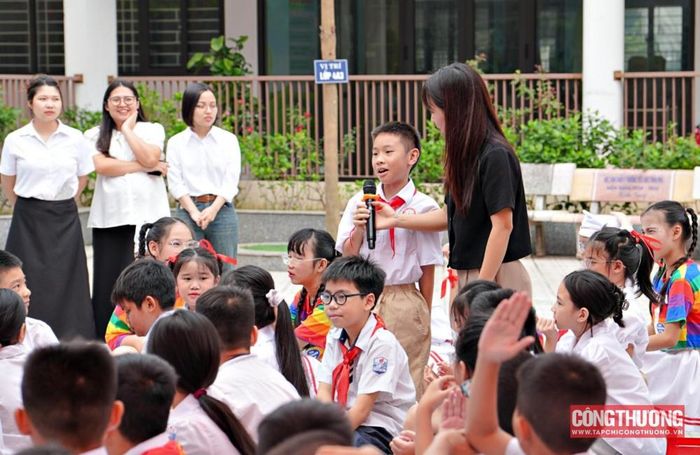 Các em học sinh hào hứng tham gia trò chơi, đố vui tìm hiểu kiến thức về năng lượng.