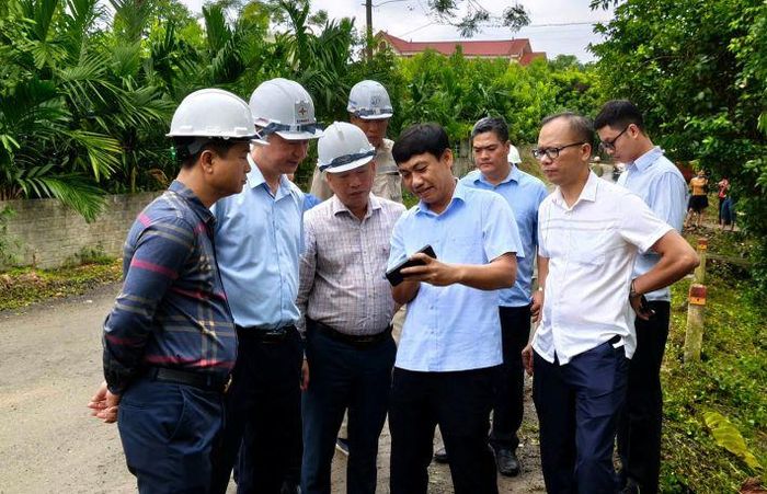 Đoàn công tác của EVNNPT nghe báo cáo về những khó khăn vướng mắc mặt bằng các vị trí móng và hành lang tuyến của dự án