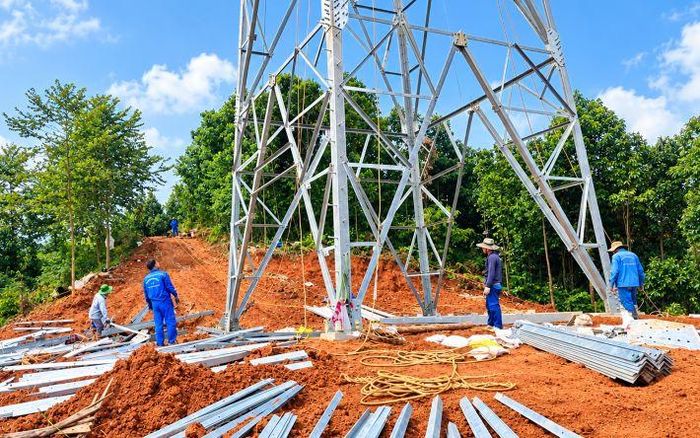 Thi công dựng cột vị trí 95 đường dây 220kV Than Uyên - Lào Cai