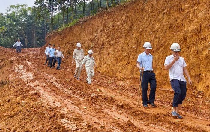 Quyền Tổng giám đốc EVNNPT Hoàng Xuân Khôi kiểm tra những vị trí có điều kiện thi công khó khăn của dự án