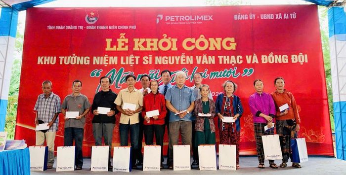 Đoàn công tác tặng 20 suất quà cho 20 hộ gia đình chính sách tổng giá trị 26 triệu đồng