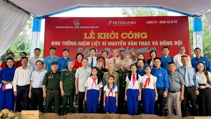 Đoàn công tác chụp ảnh lưu niệm tại Lễ Khởi công