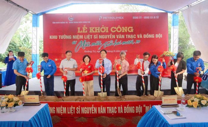 Phó Bí thư Đảng ủy chính phủ Lại Xuân Lâm cùng đoàn công tác thực hiện nghi thức khởi công công trình