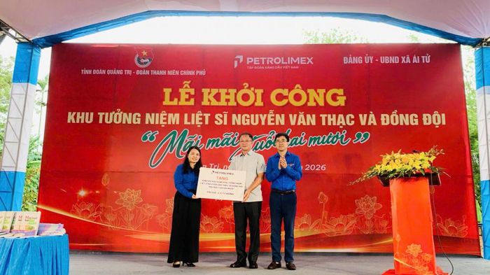 Phó Bí thư thường trực Đảng ủy Petrolimex Đặng Trần Hiếu cùng đồng chí Bùi Hoàng Tùng, Bí thư Đoàn Thanh niên chính phủ trao biển hỗ trợ kinh phí xây dựng công trình