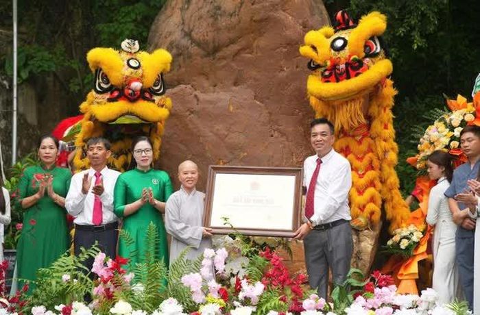 Trao Bằng công nhận Bảo vật quốc gia “Bộ tranh khắc ma nhai 18 vị La hán, động Liên Hoa, chùa Phong Phú" đến chùa Phong Phú
