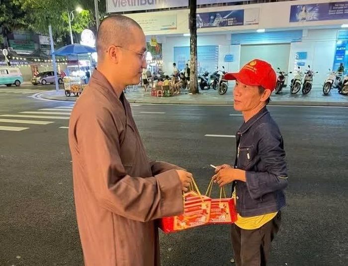Trao quà trung thu đến những hoàn cảnh khó khăn trên đường phố
