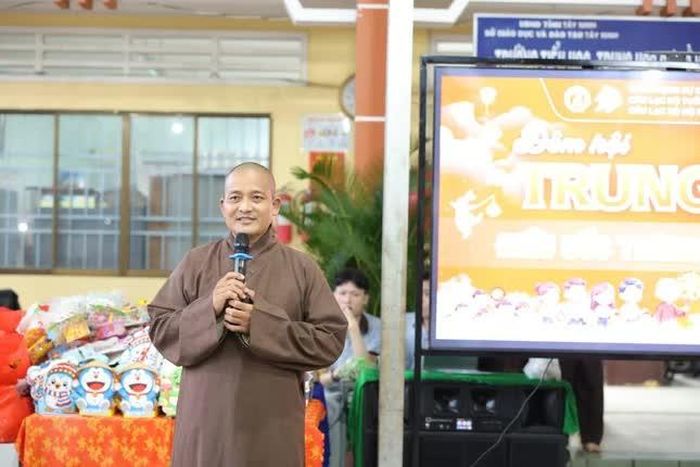 Thượng tọa Thích Lệ Duyên phát biểu tại chương trình
