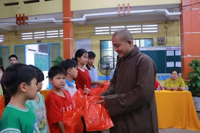 Thượng tọa Thích Lệ Duyên trao quà cho học sinh