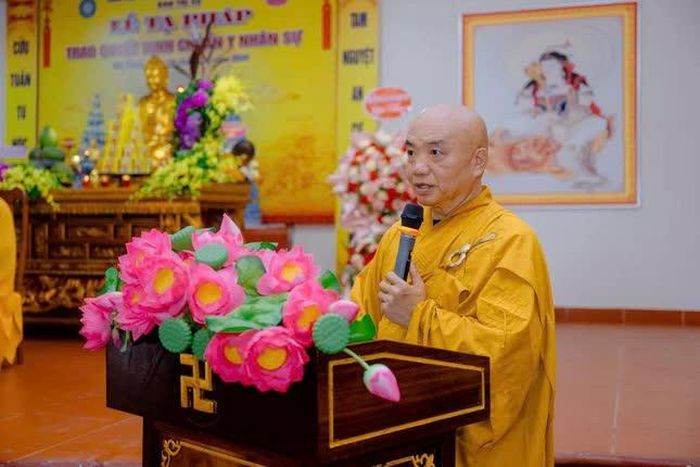 Thượng tọa Thích Hạnh Nhẫn báo cáo tổng kết khóa hậu An cư