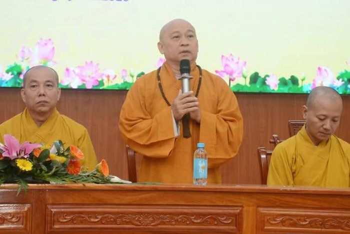 Thượng tọa Thích Lệ Thọ, đại diện Ban Giám hiệu phát biểu tại lễ khai giảng