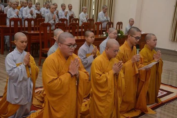 Đại diện Tăng Ni sinh phát biểu