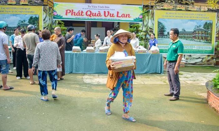 Người dân vui vẻ trở về sau khi nhận quà