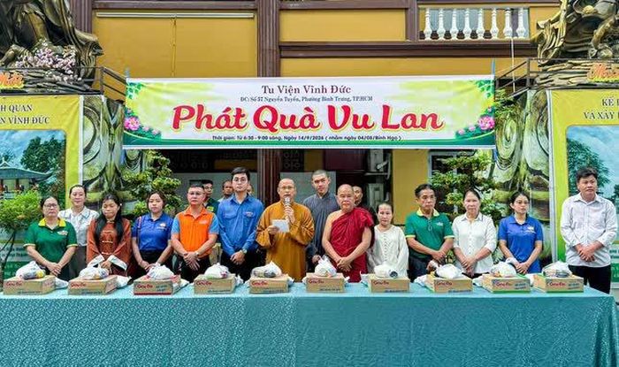 Thượng tọa Thích Hạnh Hiếu, trụ trì tu viện Vĩnh Đức Trao tặng 400 phần quà