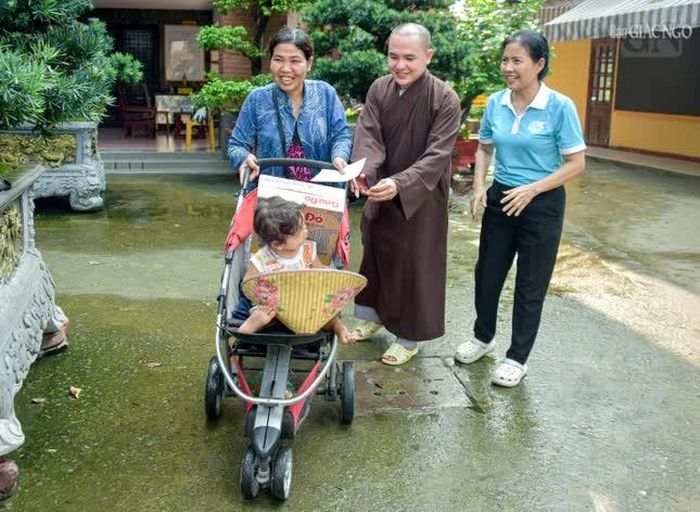 Đại Đức Thích Thông Triết, Thư ký Tu viện Vĩnh Đức trao quà đến người bán vé số