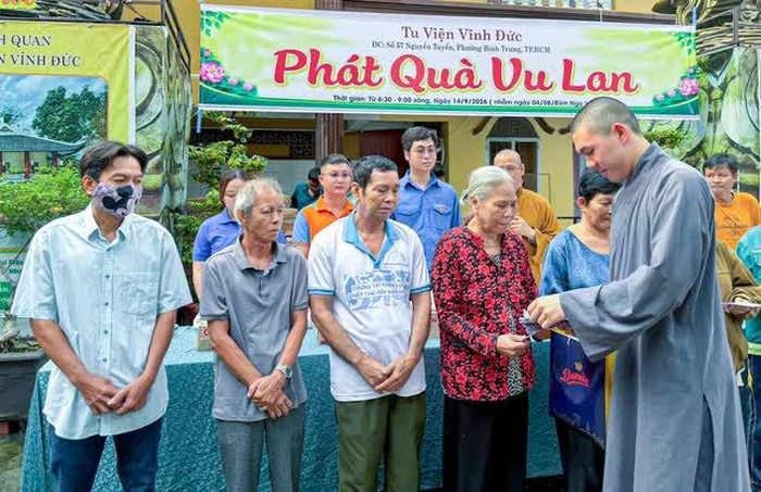 Đại đức Thích Giác Phàm, Thư ký thiền viện Vĩnh Đức (Úc) trao quà đến người dân