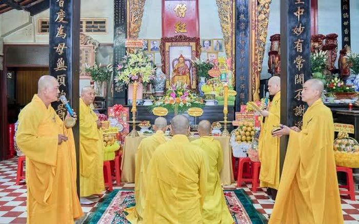 Chư tôn đức cử hành khóa lễ cung tiến Giác linh Trưởng lão Hòa thượng Thích Huệ Kỉnh 