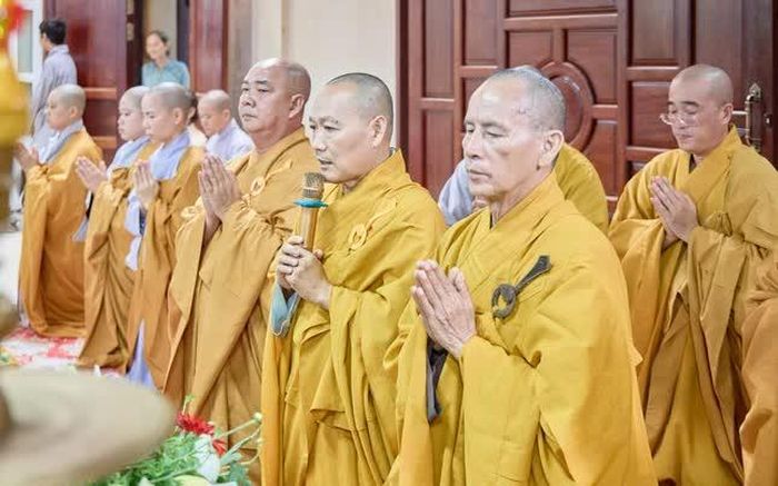 Đại diện môn hạ chùa Tây An dâng lời tác bạch