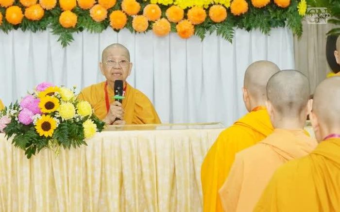 Ni trưởng Thích nữ Viên Liên, Trưởng ban Điều hành điểm truyền giới tịnh xá Ngọc Phương giáo giới sách tấn các giới tử Ni thuộc hệ phái Khất sĩ - Ảnh: Như Danh