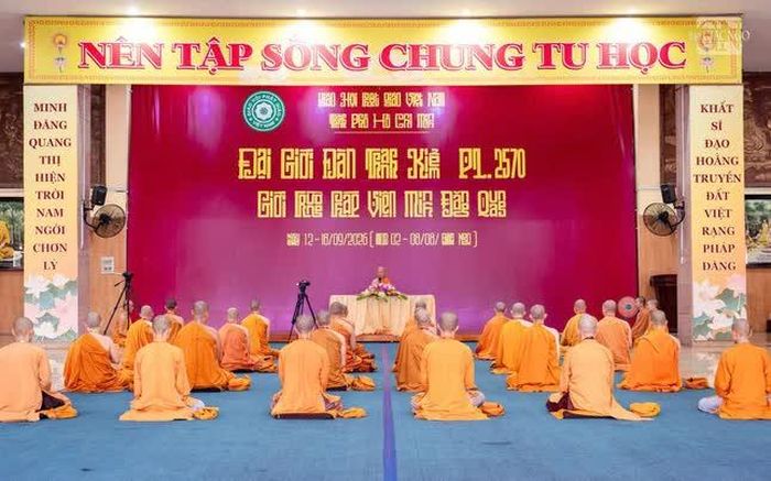 Các giới tử Tăng hệ phái Khất sĩ lắng nghe giáo giới từ Trưởng lão Hòa thượng Thích Giác Giới 