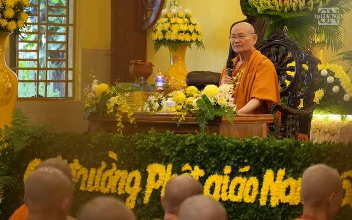 Trưởng lão Hòa thượng Viên Minh, Phó Pháp chủ Hội đồng Chứng minh, Giám luật sư điểm truyền giới sách tấn giới tử Nam tông tại giới trường chùa Bửu Quang