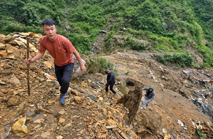 Công an tỉnh Lào Cai băng rừng, vượt núi bắt đối tượng nghiện ma túy lẩn trốn trong rừng sâu.