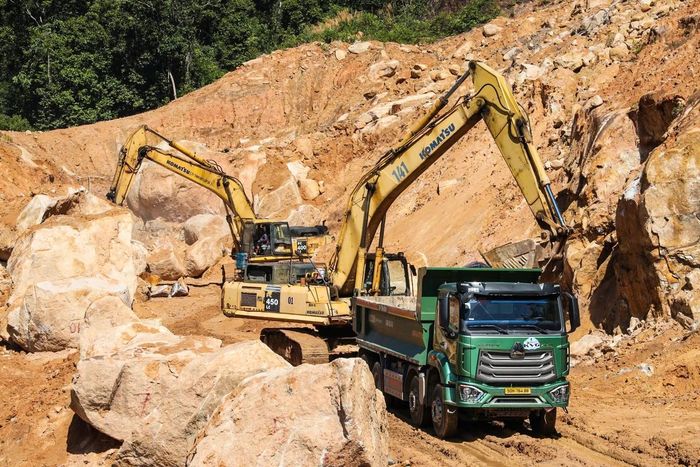 Một số vị trí trên đường đèo Khánh Lê đang được hốt dọn, thanh thải khu vực.