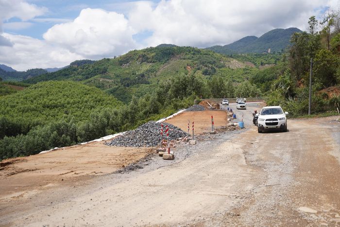Quá trình thi công trên đèo Khánh Lê được tổ chức phù hợp, vừa bảo đảm tiến độ, vừa duy trì an toàn giao thông trên tuyến.