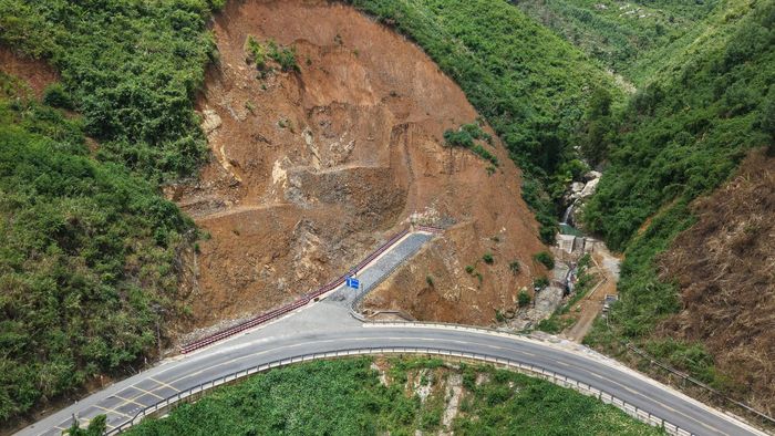 Tại Km 43+300, đơn vị thi công đang khôi phục, gia cố đường lánh nạn, xây dựng tường chắn và gia cố ta luy dương.
